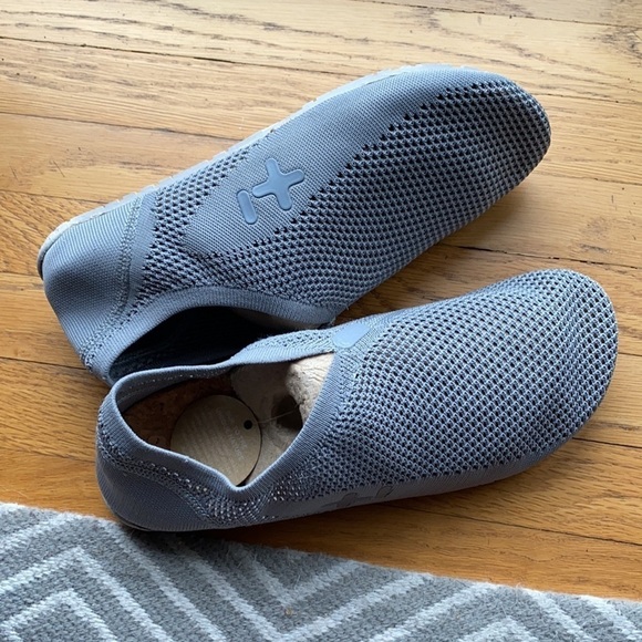 NEW! OTZ Shoes Gray Mesh Cork Insole Slip-ons Size 10.5 Men's - Picture 1 of 10